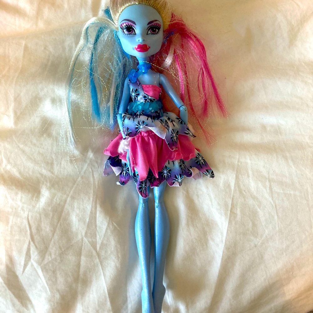 I am selling 4 Monster High dolls. Missing a few accessories.